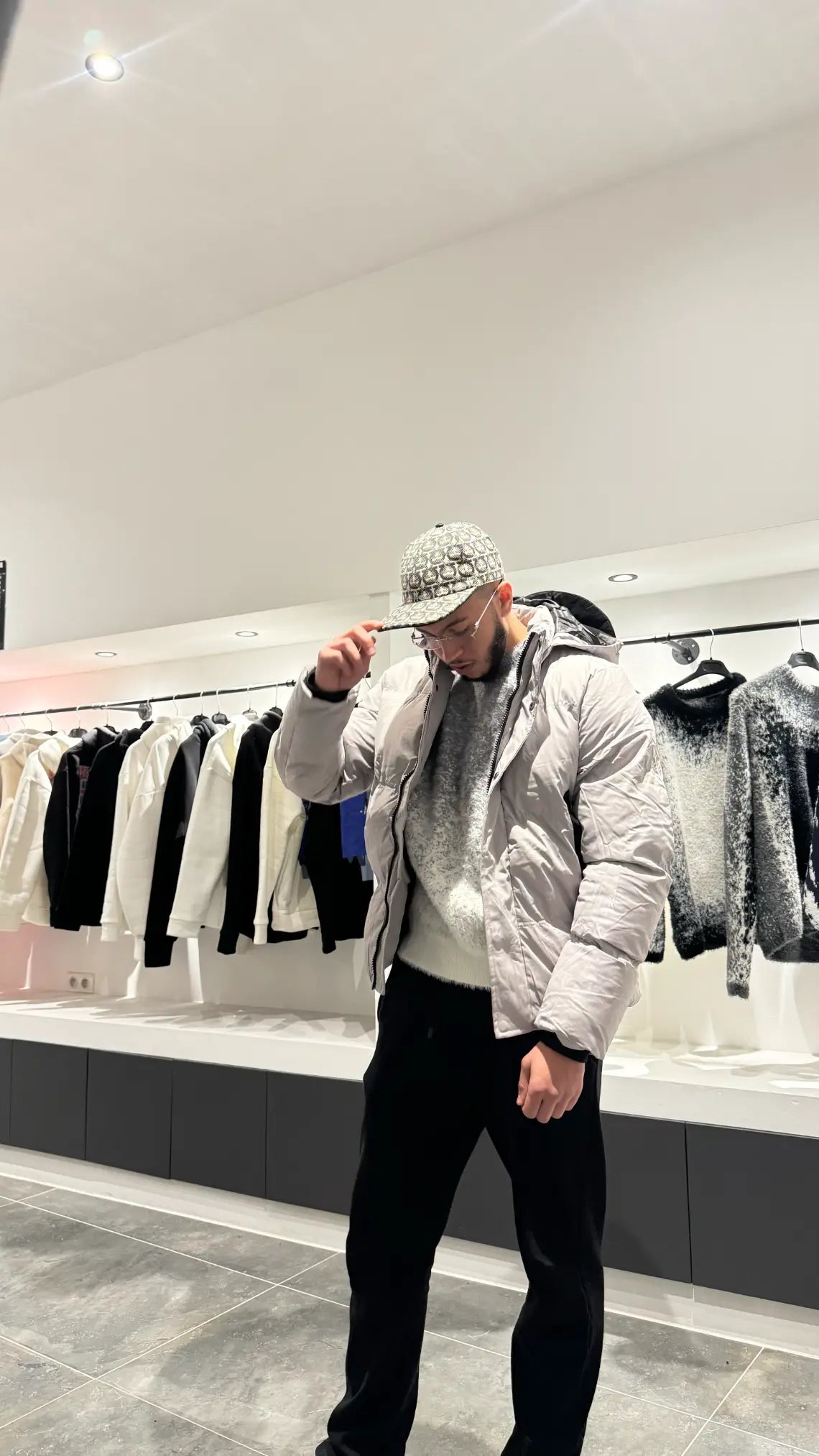 Vue de face soulignant la fermeture par zip et scratch ainsi que le design minimaliste du modèle gris.