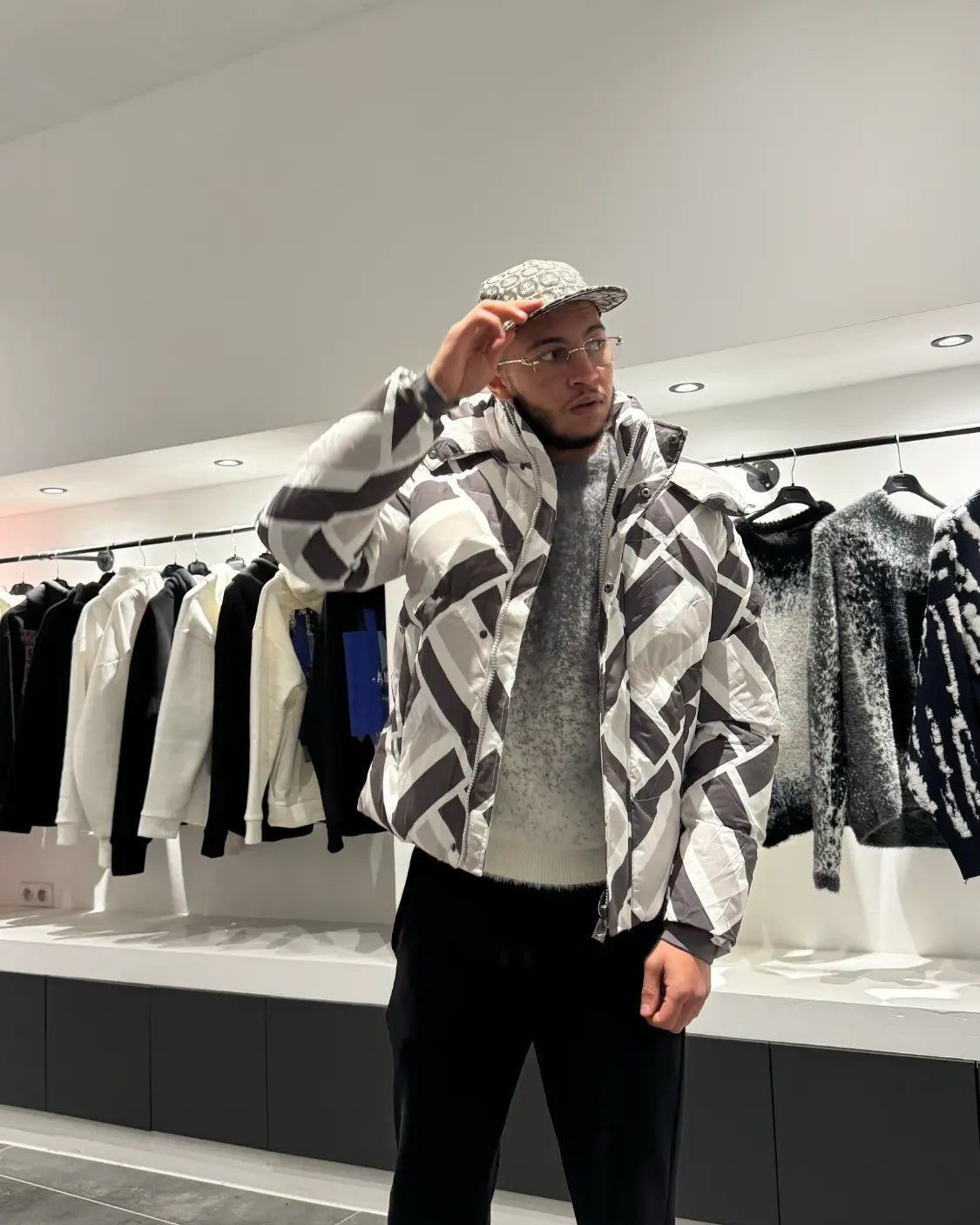 Selfie-look montrant le fit classique et le rendu contemporain de cette doudoune abstraite dans un reflet miroir.