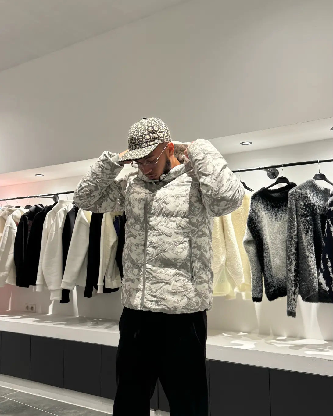 Vue de face soulignant l'effet visuel du motif marbré et les détails de la fermeture par scratchs.