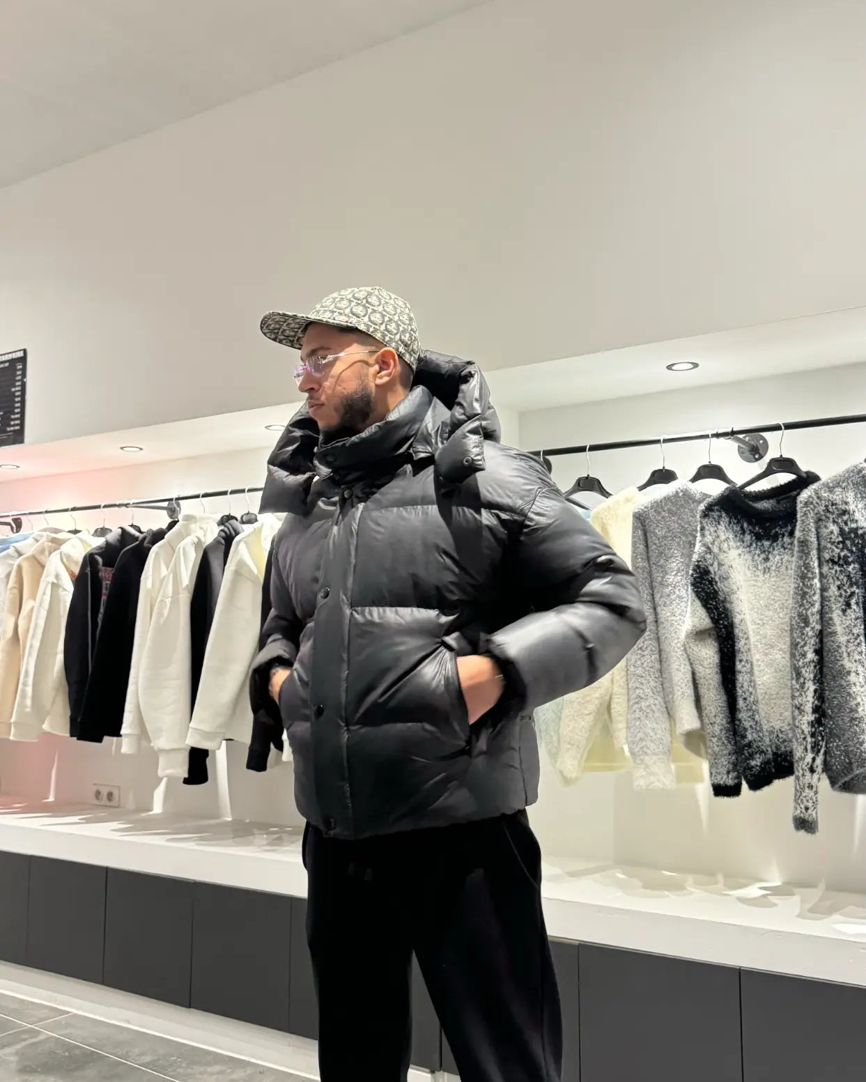 Vue de face soulignant l'éclat du fini glossy et les détails de la fermeture double (zip et scratch).