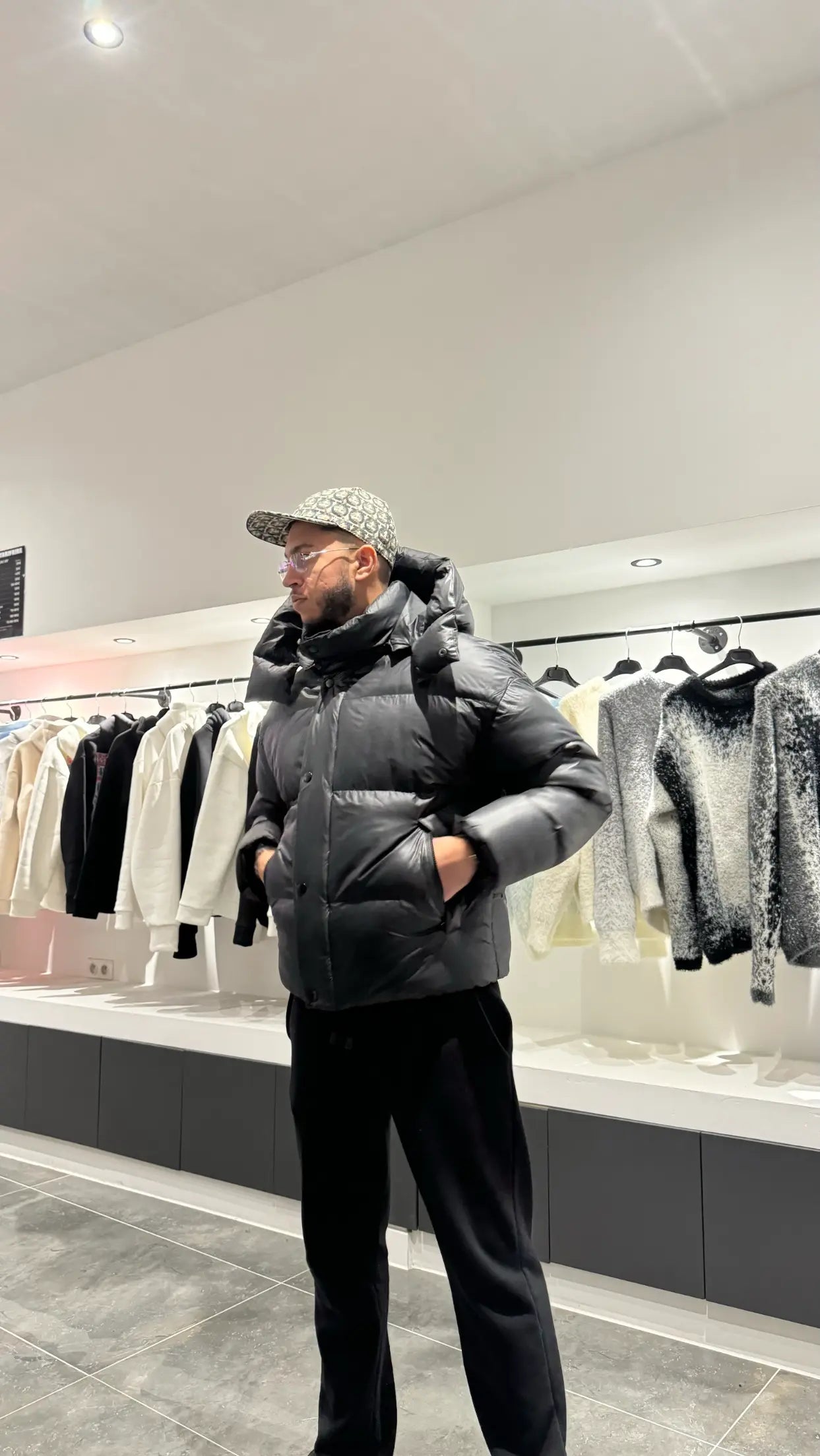 Vue de face soulignant l'éclat du fini glossy et les détails de la fermeture double (zip et scratch).