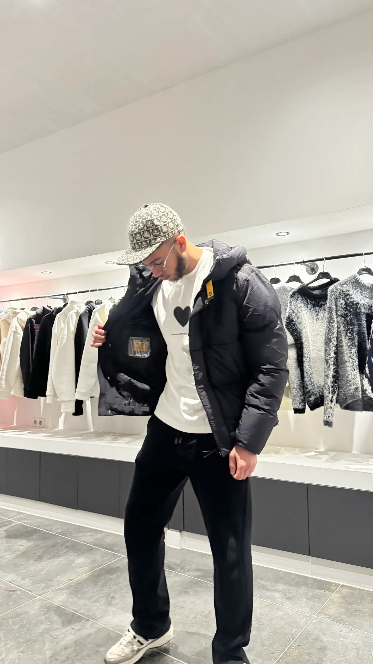 Selfie-look révélant le fit ajustable à la taille et le style moderne de cette édition 2026.