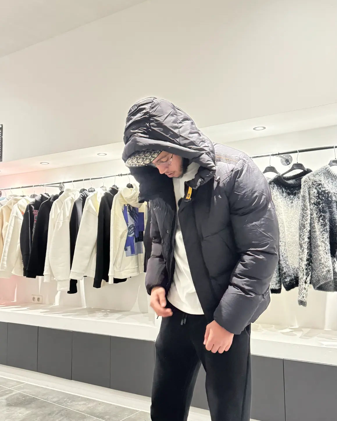 Vue de face soulignant le zip métallique, le rabat boutonné et le zip décoratif sur la poitrine.