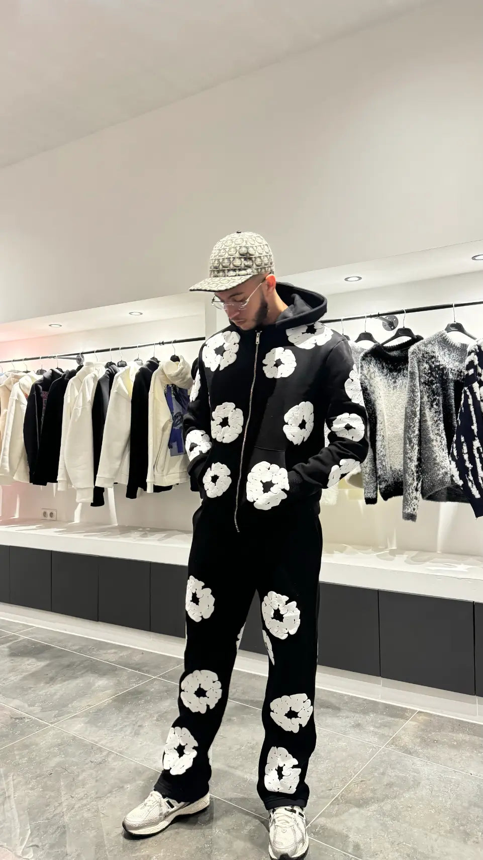 Selfie-look de l'ensemble noir révélant le fit urbain et le contraste des motifs dans le reflet.