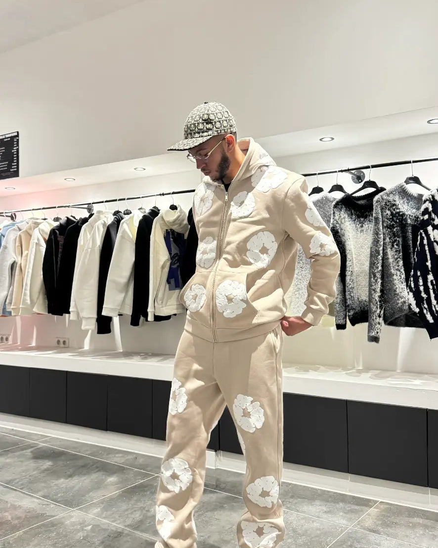 Vue de face mettant en valeur la clarté de l'ensemble beige et son style minimaliste.