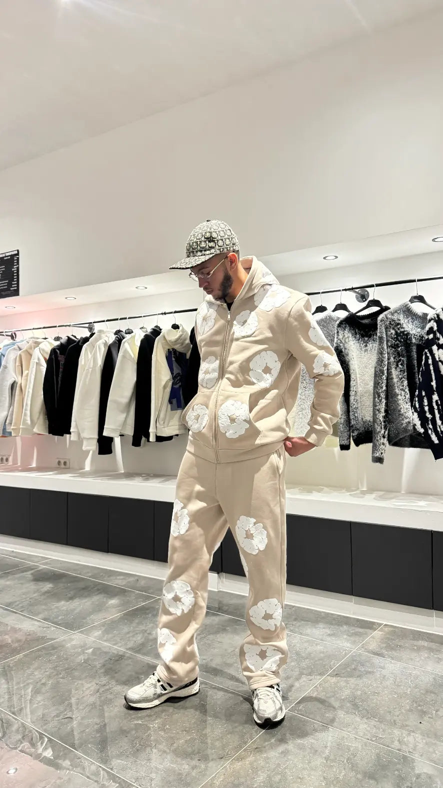 Vue de face mettant en valeur la clarté de l'ensemble beige et son style minimaliste.