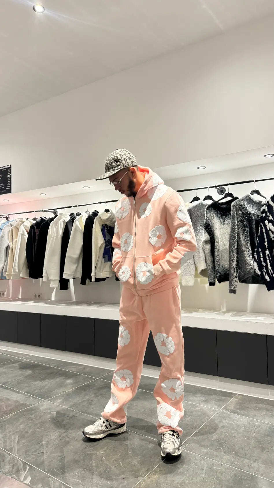 Selfie-look de l'ensemble rose montrant le fit global et l'éclat de la couleur dans le reflet.