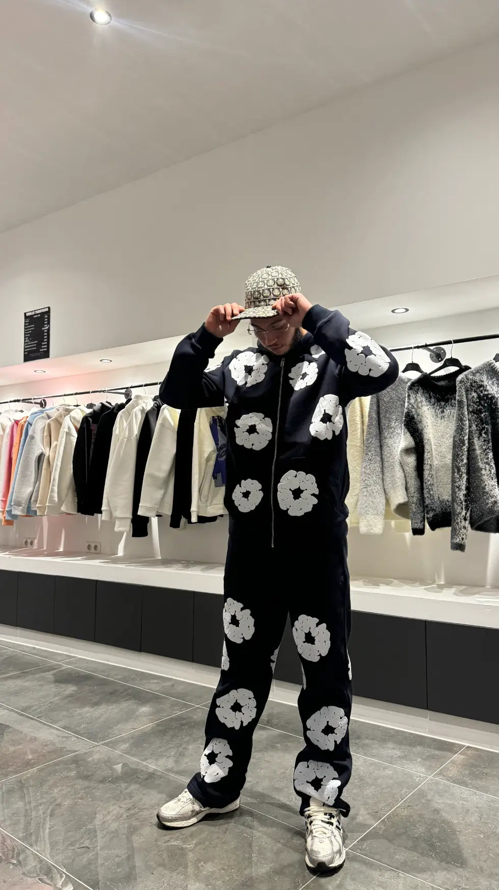 Selfie-look de l'ensemble bleu foncé soulignant l'harmonie des couleurs et le fit ajusté.
