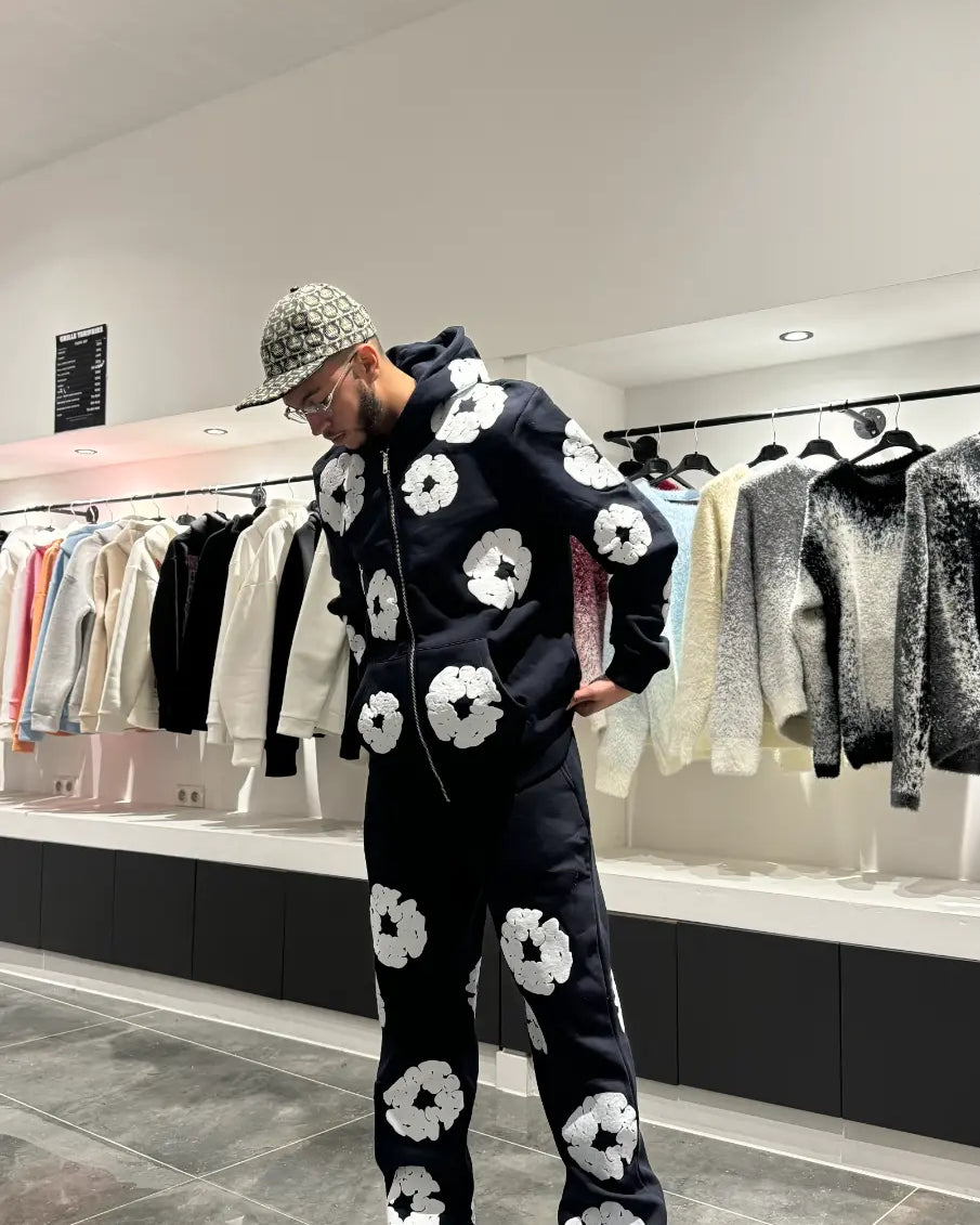 Modèle debout portant l'ensemble bleu foncé coordonné avec les motifs fleurs blanches.