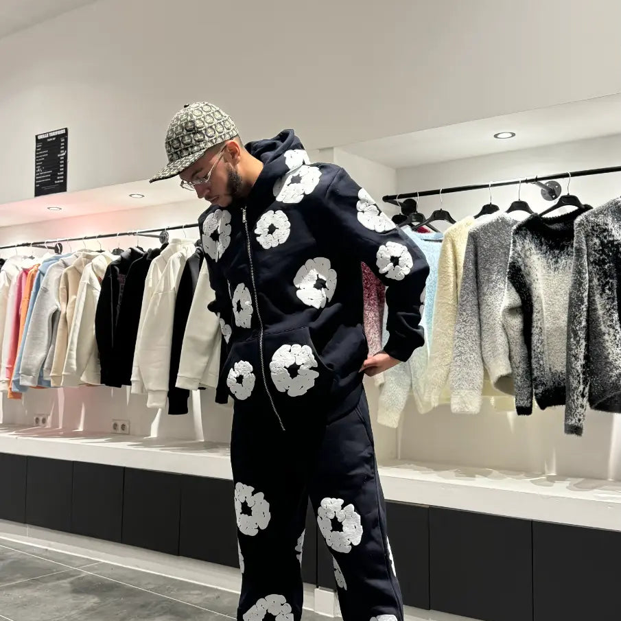 Modèle debout portant l'ensemble bleu foncé coordonné avec les motifs fleurs blanches.
