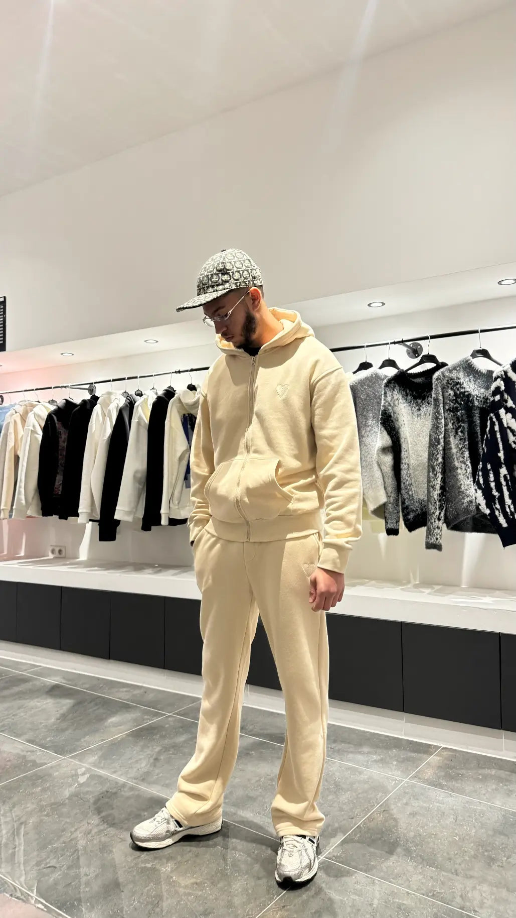 Ensemble jaune vif composé d'une veste zippée et d'un jogging, mettant en avant le logo cœur brodé sur le torse.