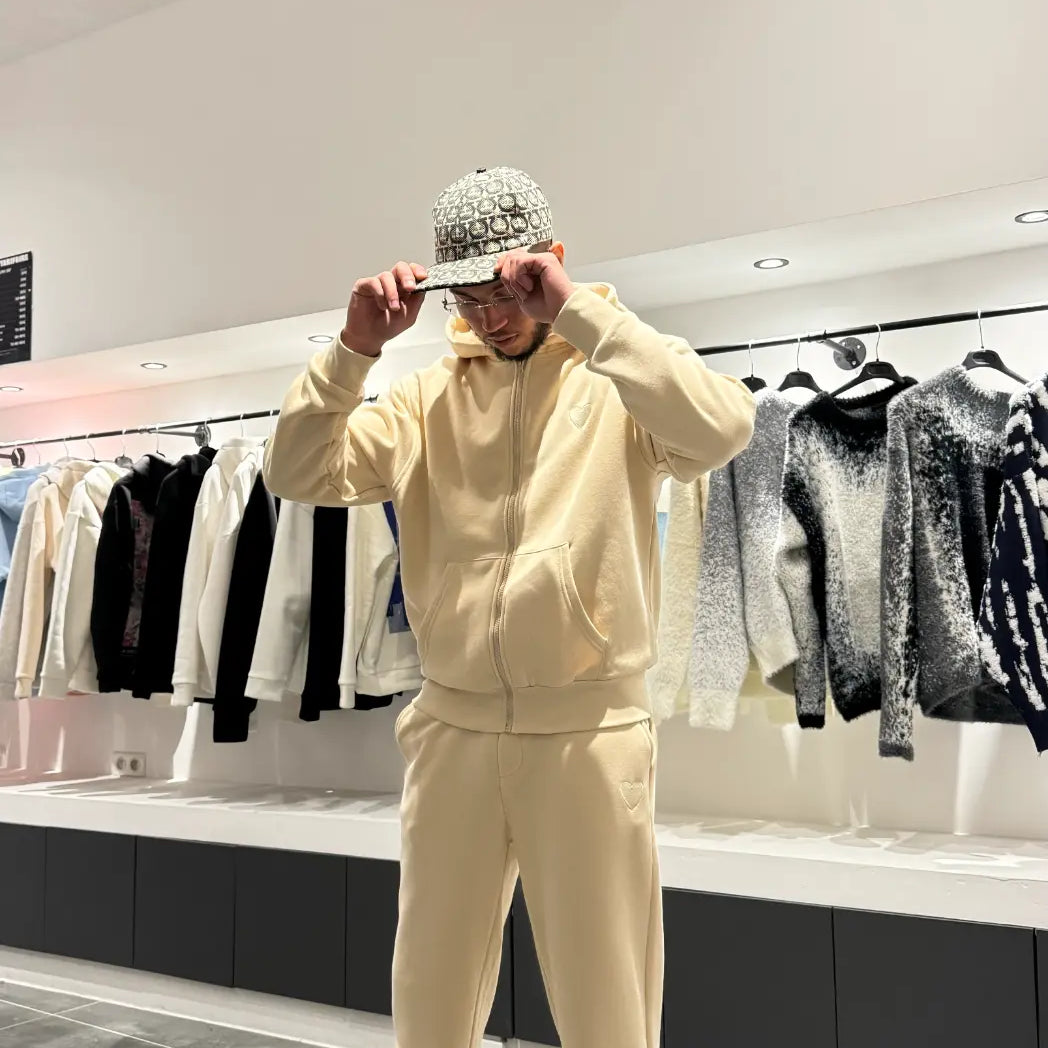 Look dynamique en ville avec l'ensemble jaune zippé, idéal pour un layering de caractère.