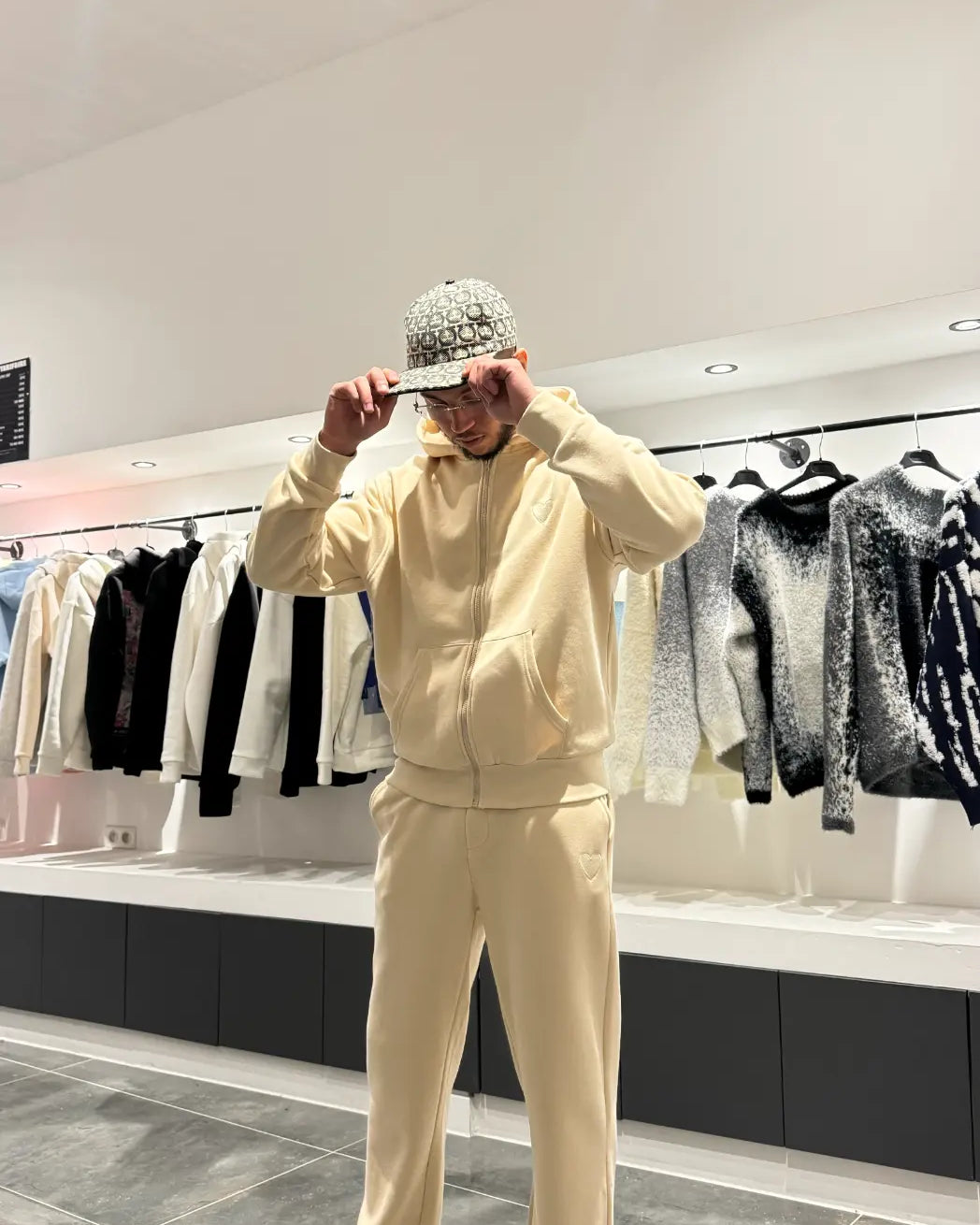 Look dynamique en ville avec l'ensemble jaune zippé, idéal pour un layering de caractère.