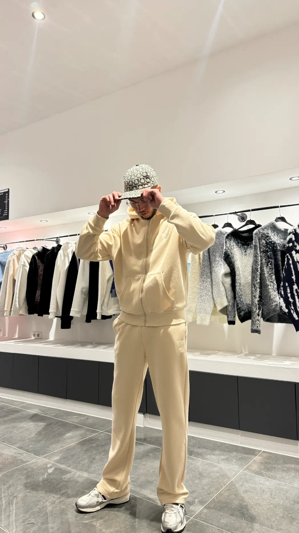 Look dynamique en ville avec l'ensemble jaune zippé, idéal pour un layering de caractère.