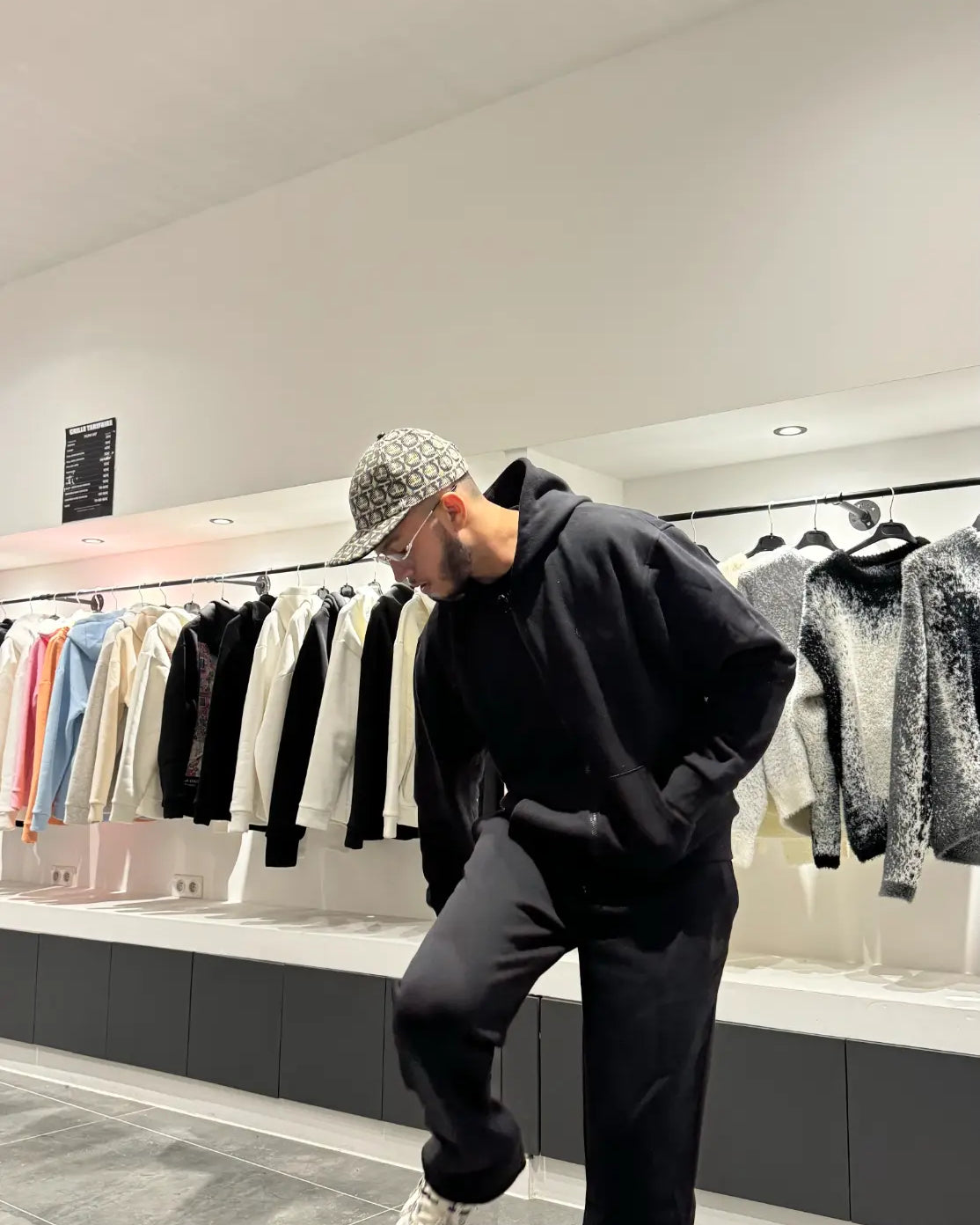 Silhouette urbaine nocturne avec l'ensemble noir zippé, pour une attitude sobre, efficace et premium.