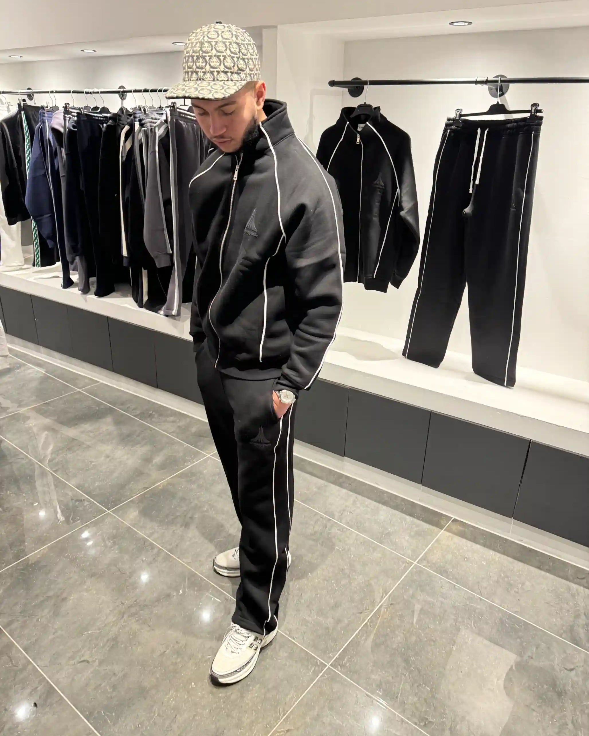 Silhouette complète présentant l'ensemble noir et l'effet visuel des fines lignes blanches.