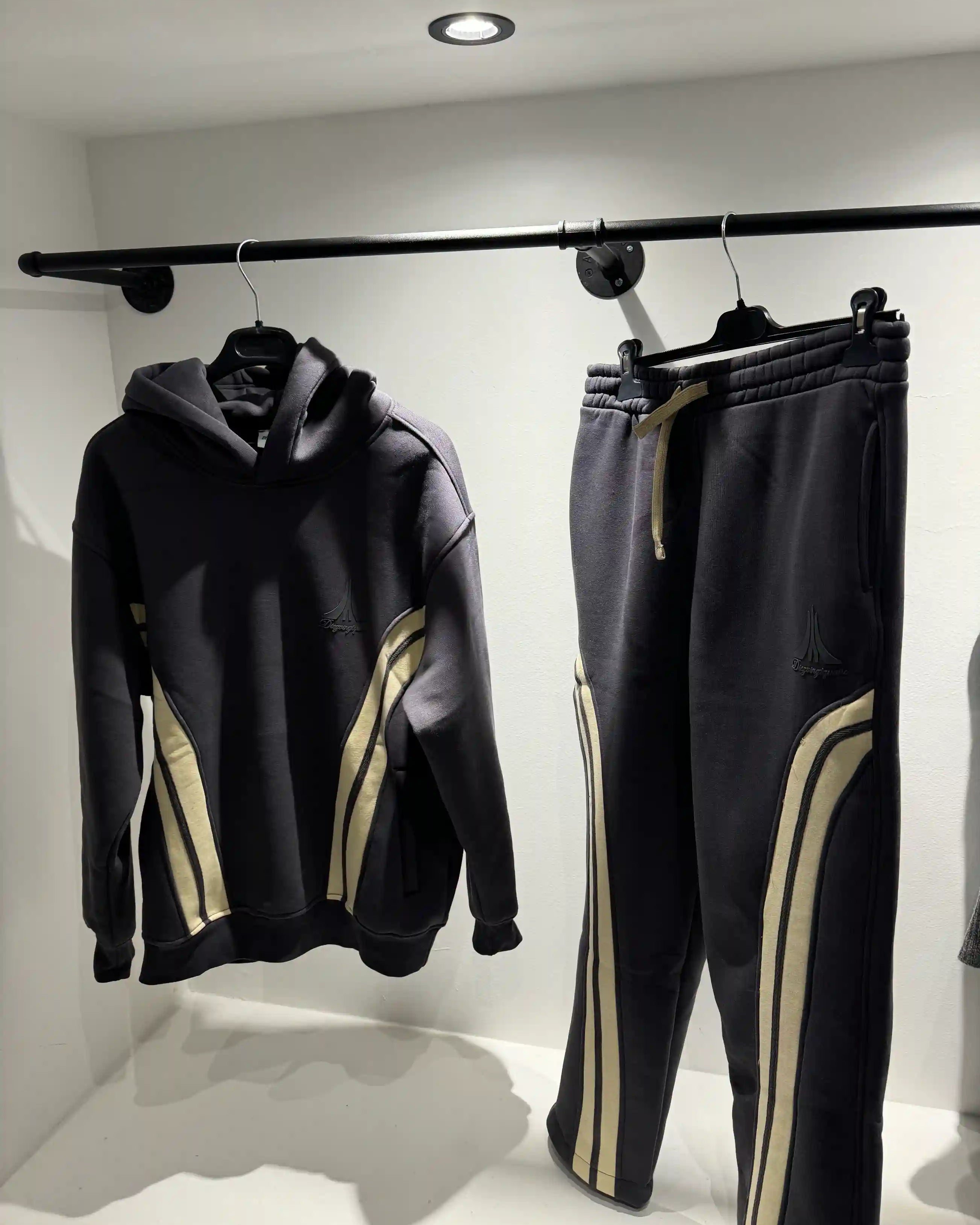 Gros plan sur le contraste entre le tissu noir premium et la bande beige, mettant en valeur la qualité des coutures.