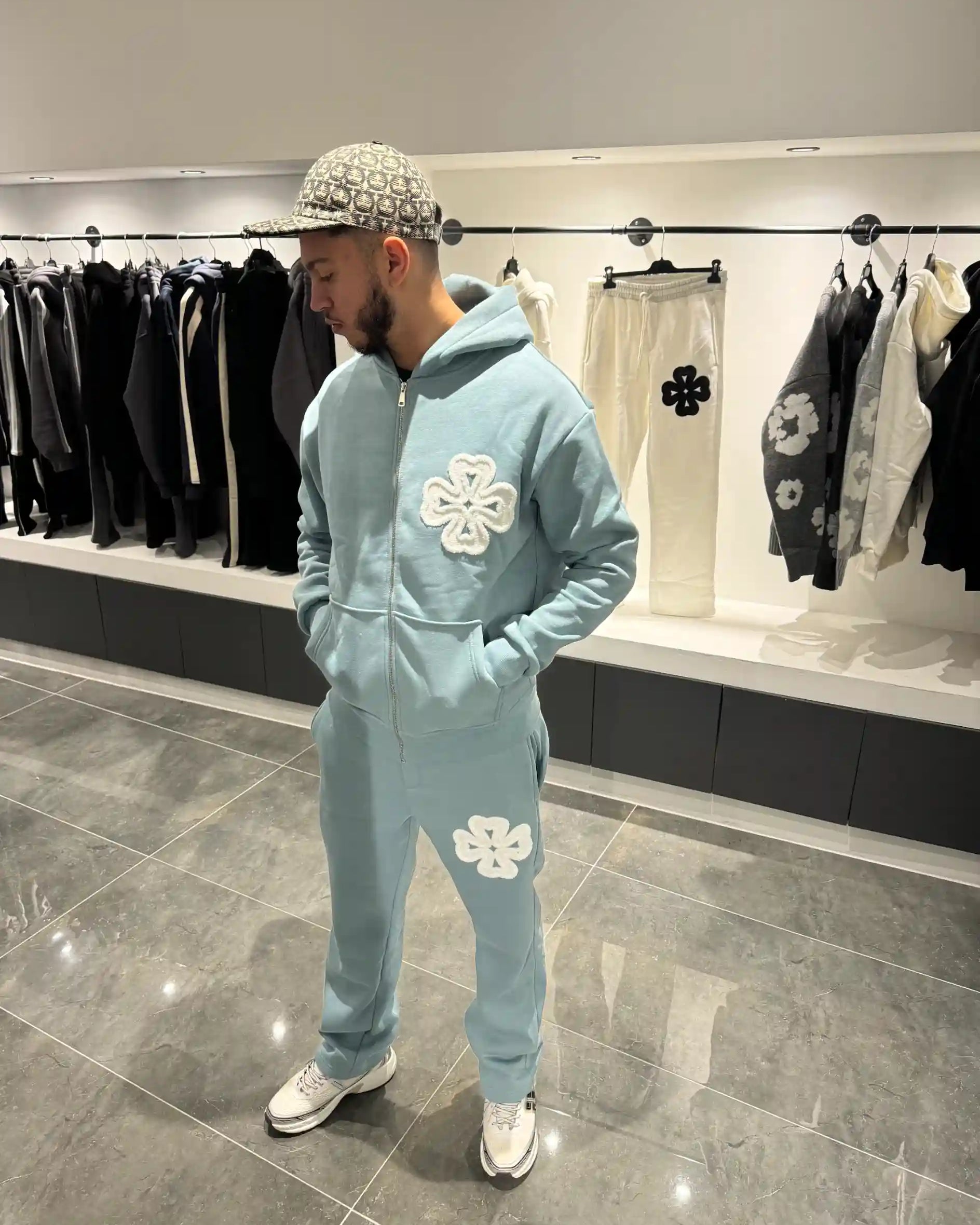 Silhouette complète présentant l'ensemble bleu clair et les motifs trèfles blancs harmonieux.