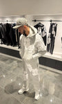 Silhouette complète lumineuse en ensemble gris avec le design floral blanc XXL.