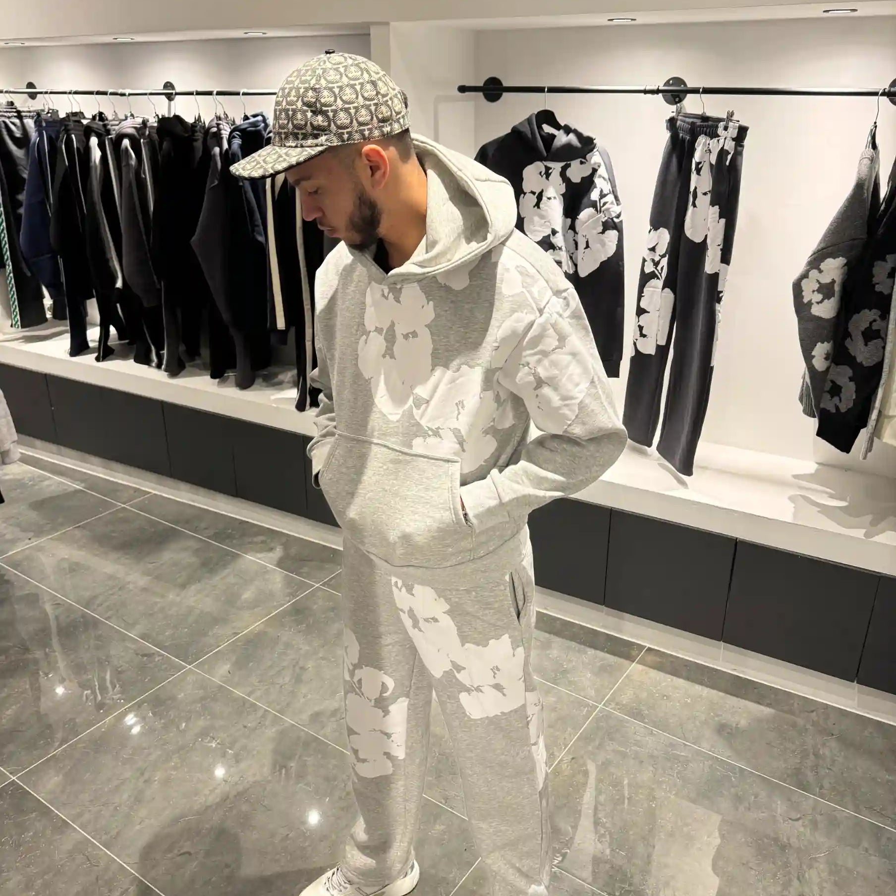 Silhouette complète lumineuse en ensemble gris avec le design floral blanc XXL.
