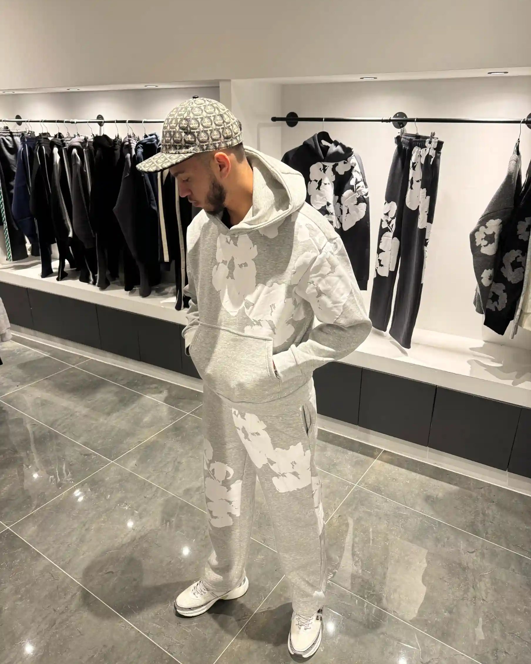 Silhouette complète lumineuse en ensemble gris avec le design floral blanc XXL.