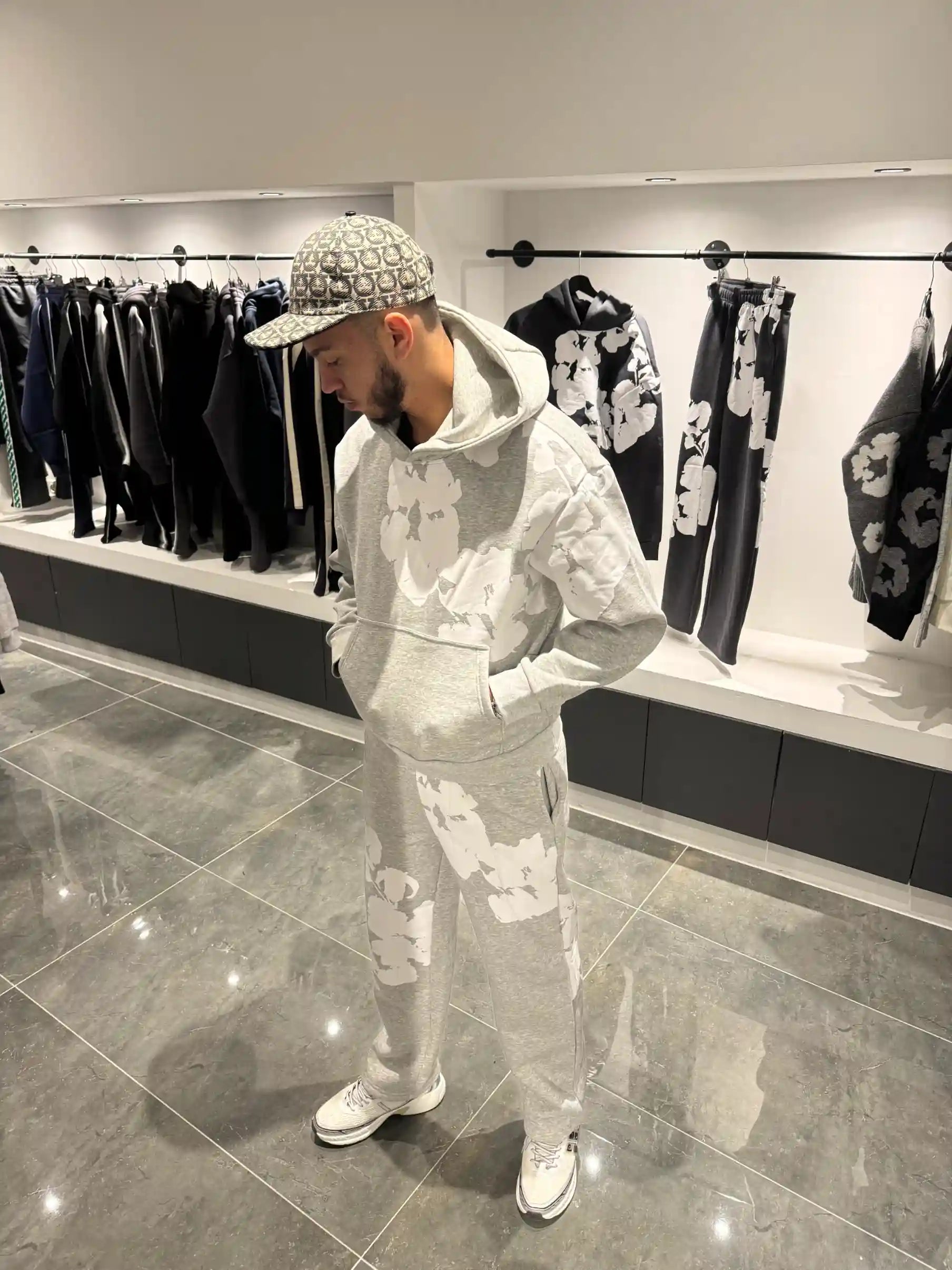 Silhouette complète lumineuse en ensemble gris avec le design floral blanc XXL.