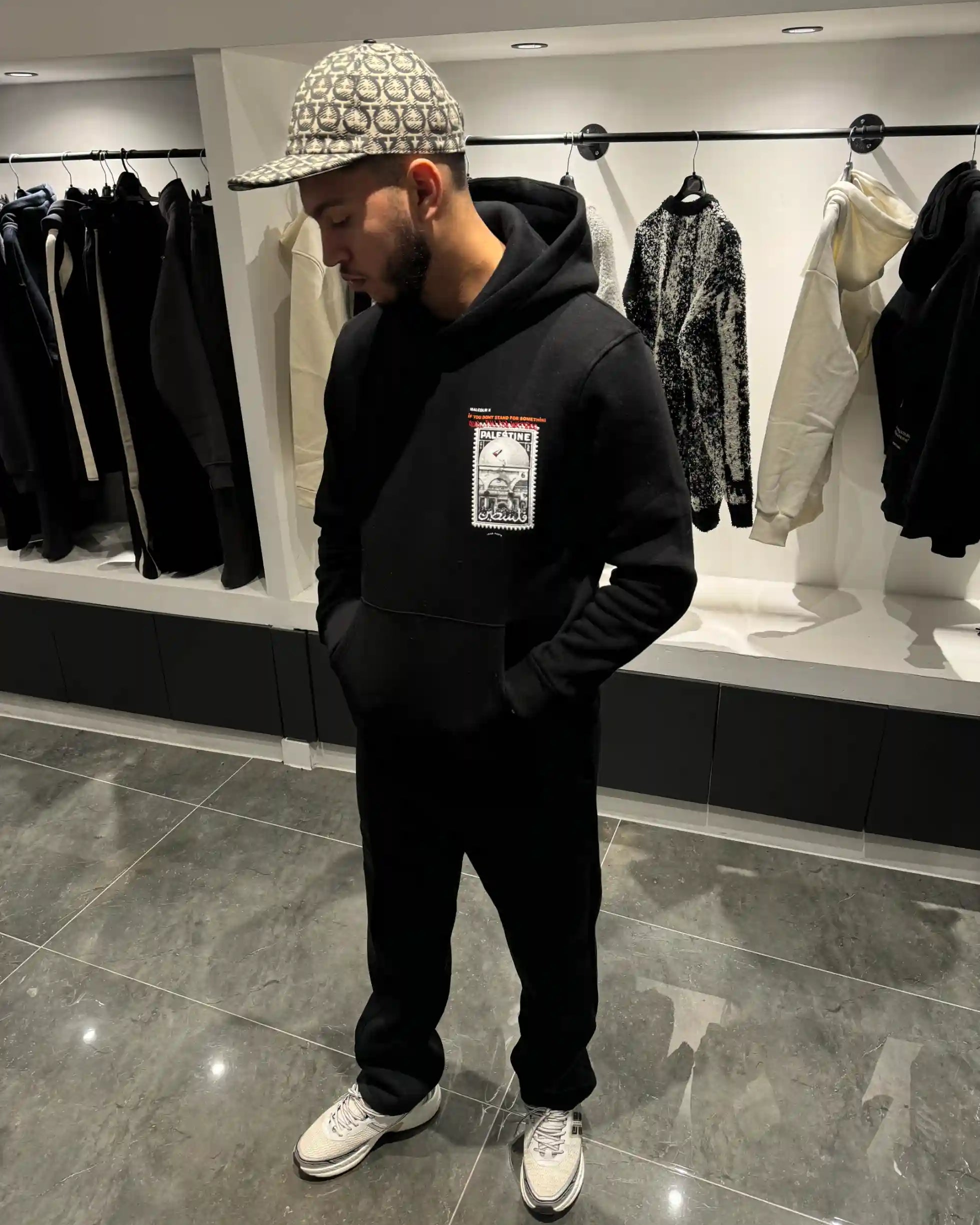 Vue de face en plan large montrant la coupe ample et le petit visuel discret sur la poitrine côté cœur.