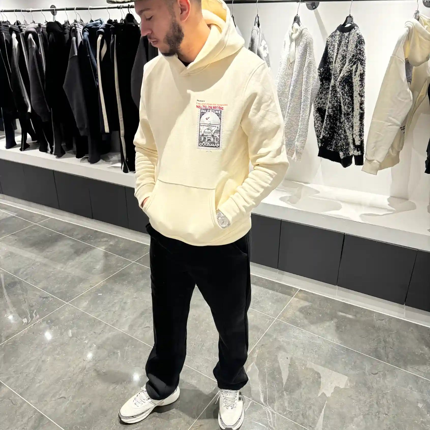 Vue de face montrant la douceur du coloris beige et le visuel minimaliste sur le torse.