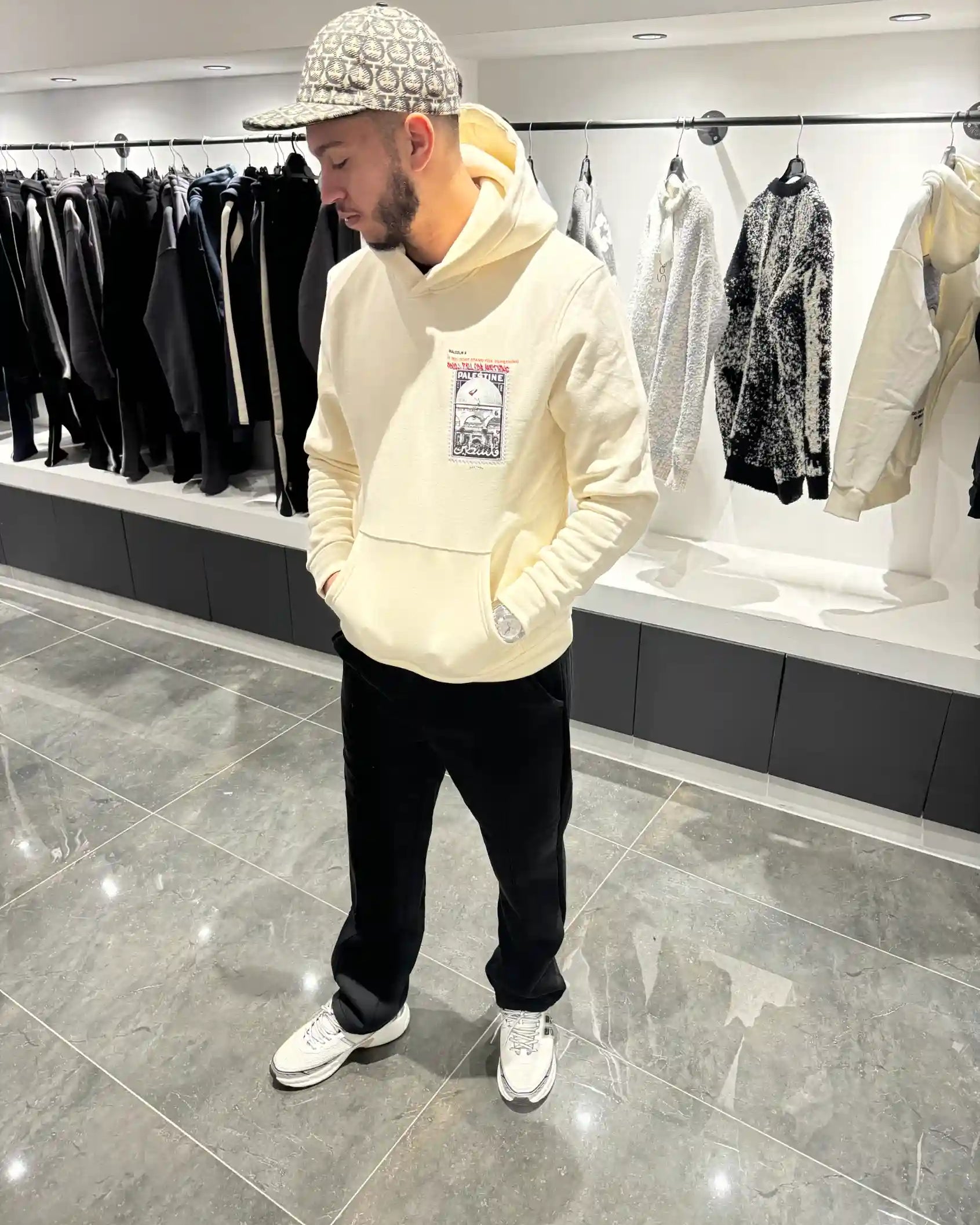 Vue de face montrant la douceur du coloris beige et le visuel minimaliste sur le torse.