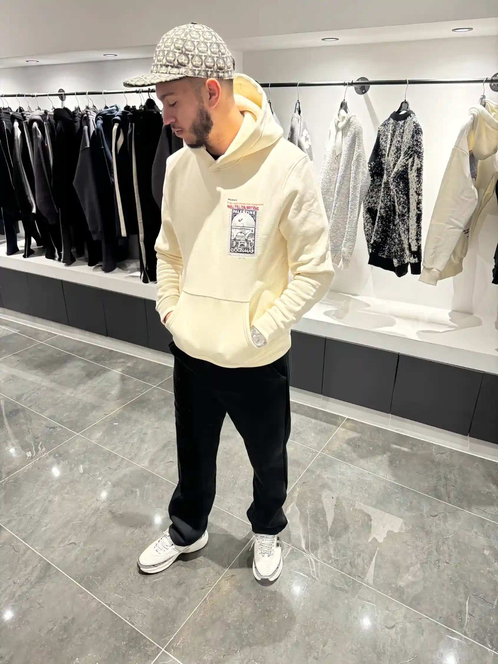 Vue de face montrant la douceur du coloris beige et le visuel minimaliste sur le torse.
