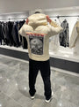 Silhouette complète de dos présentant le hoodie beige oversize et l'impact visuel de la grande photo.