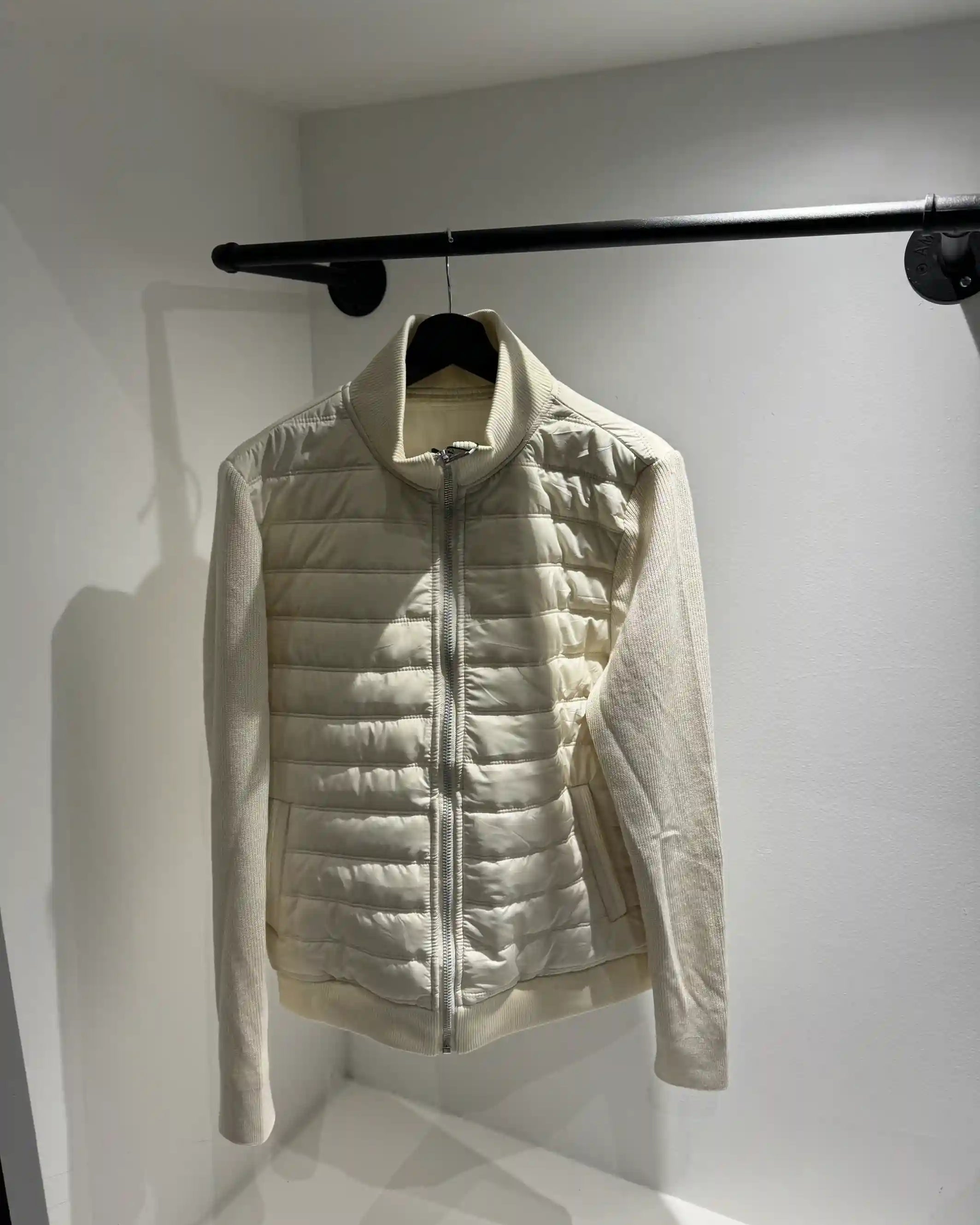 Selfie-look reflétant l'impact visuel et le fit moderne de cette veste hybride blanche.