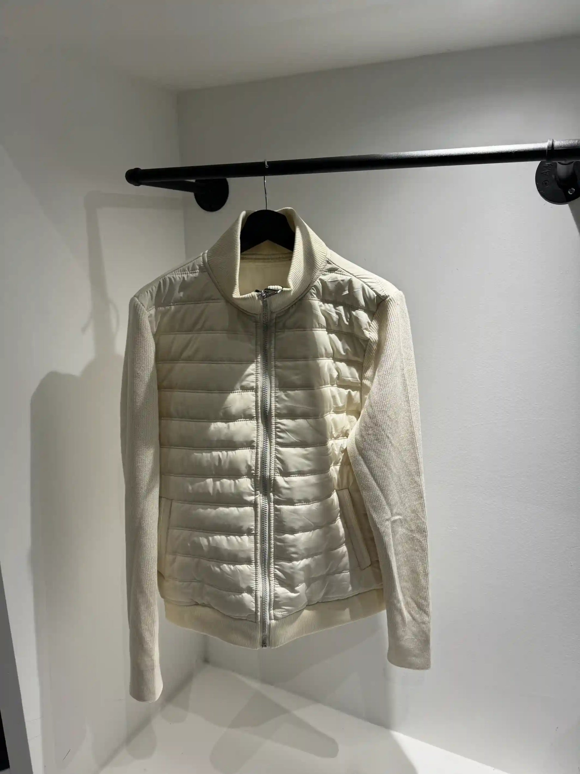 Selfie-look reflétant l'impact visuel et le fit moderne de cette veste hybride blanche.